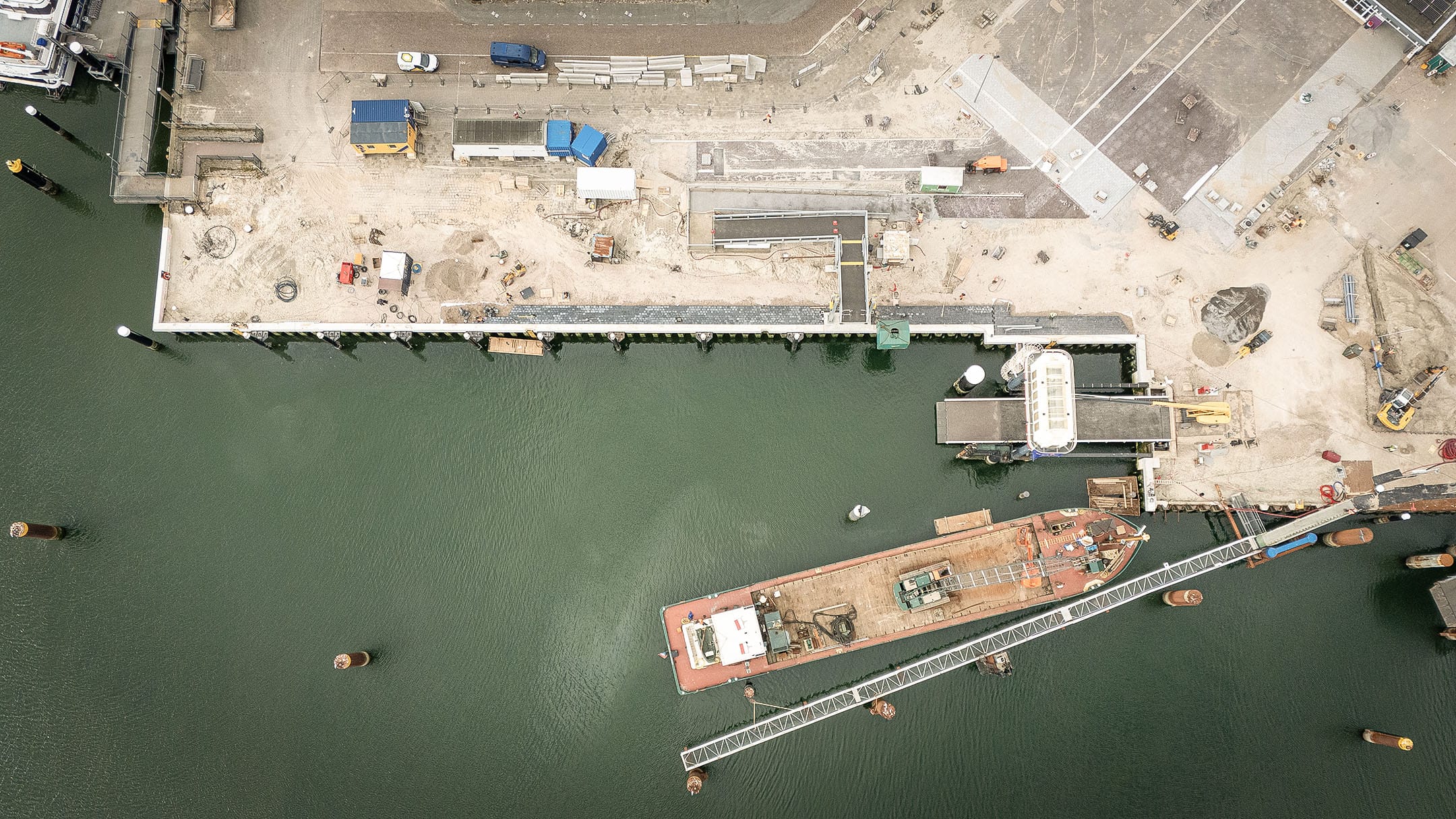 Tijdelijke veerinrichting voor het bouwproject veerhaven Terschelling. Drone opname door Klaas de Jong